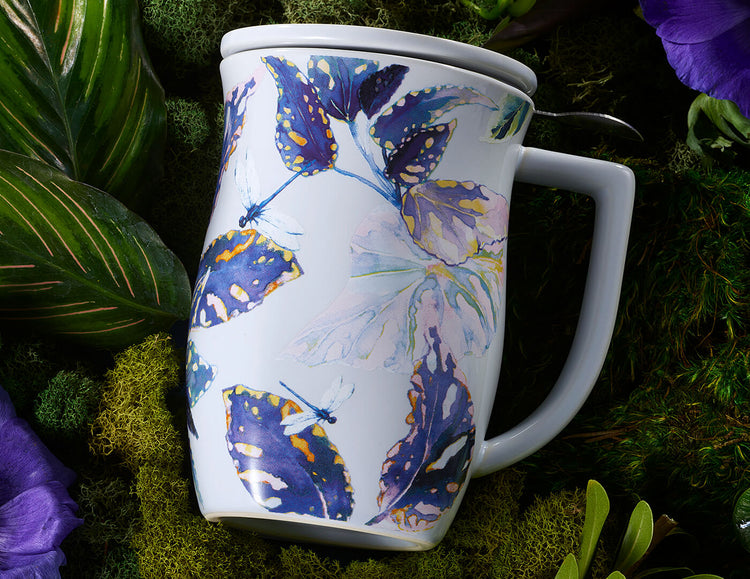 Demoiselle Fiore Steeping Cup with lid  amongst moss