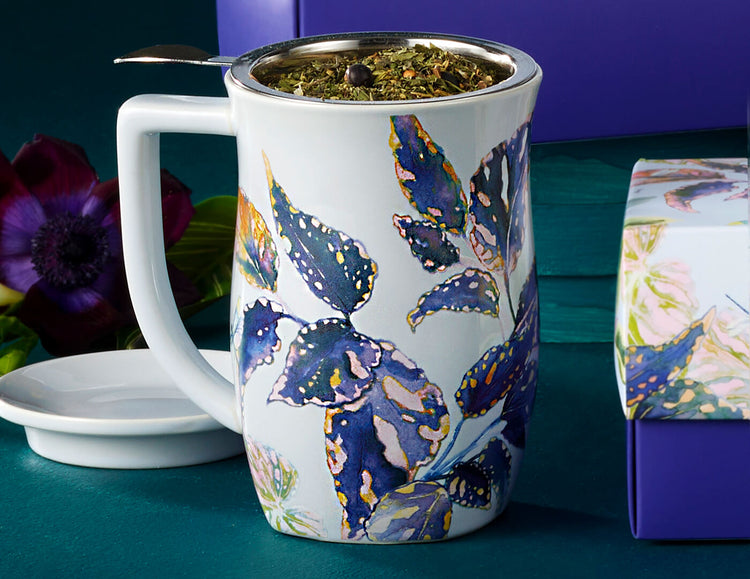 Demoiselle Fiore Steeping Cup with lid  off and loose tea inside amongst moss